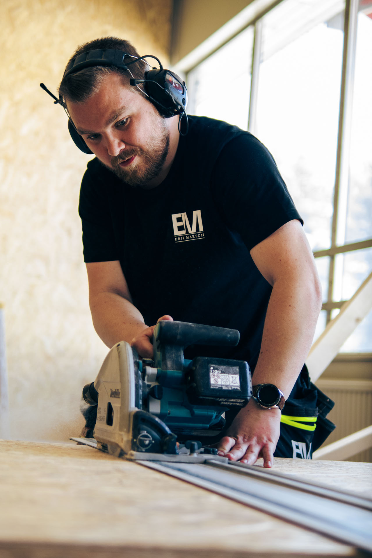 Hantverkare med cirkelsåg – professionell byggservice