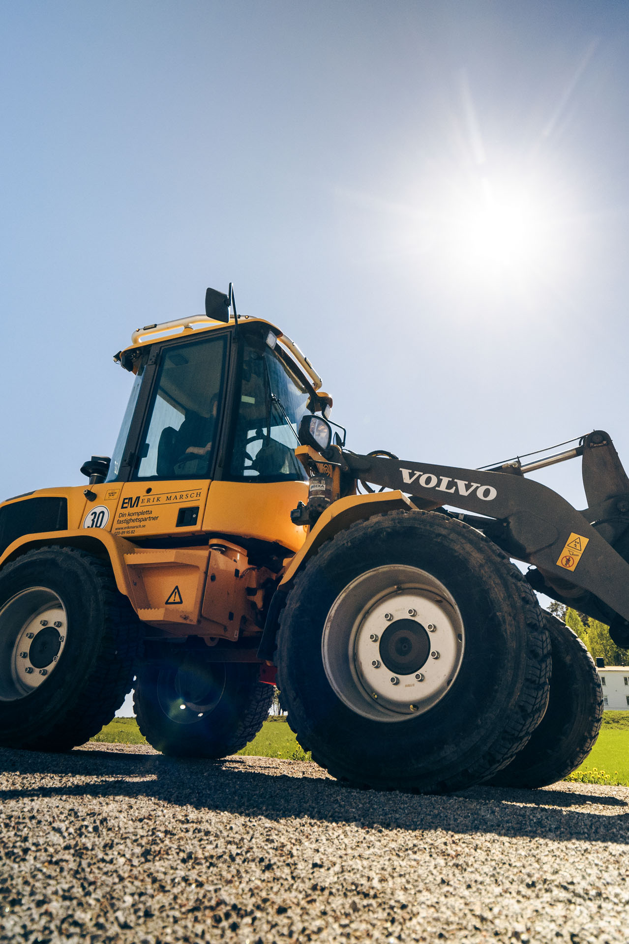 Hjullastare på byggarbetsplats – totalentreprenad